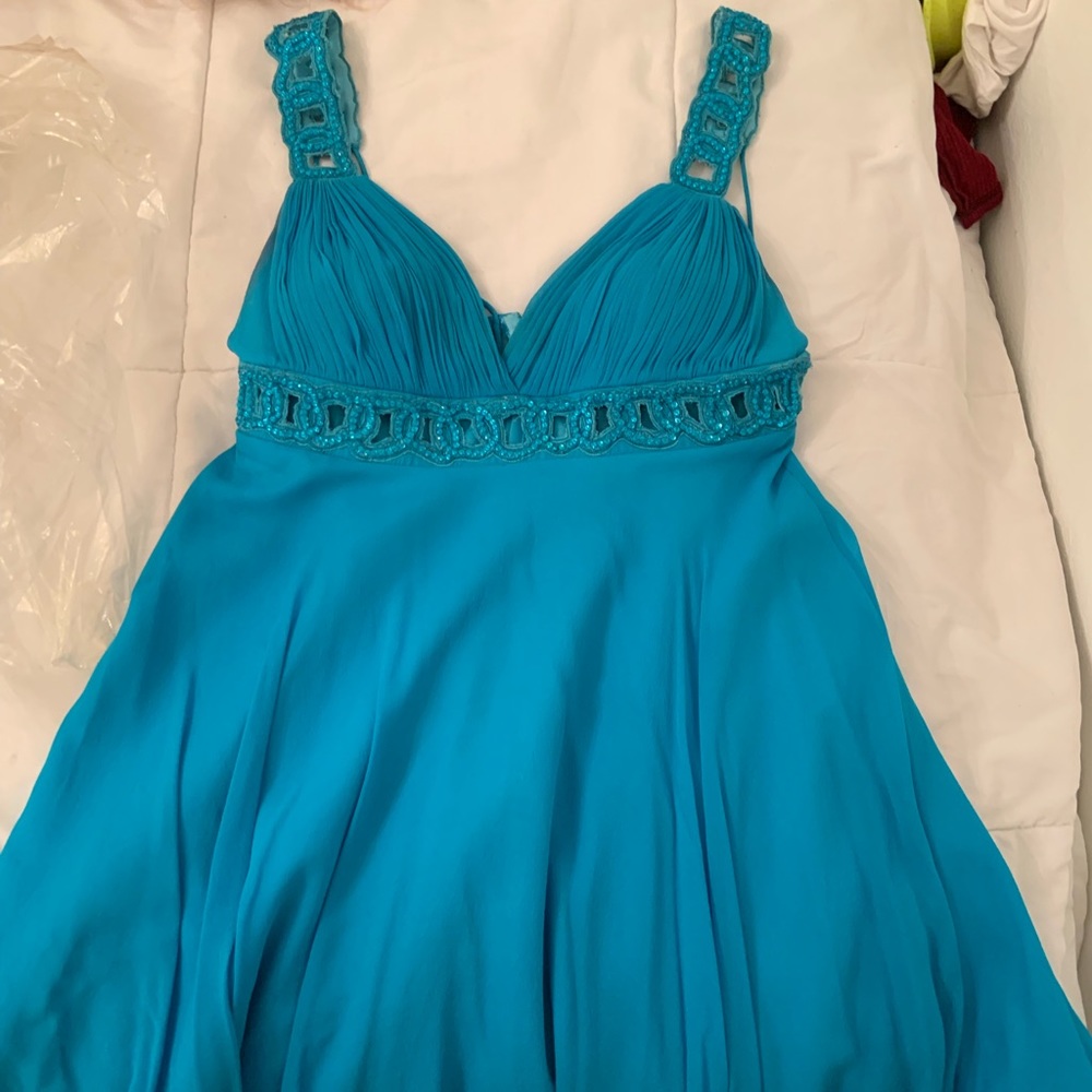 Royal blue short dress that brings out your curves